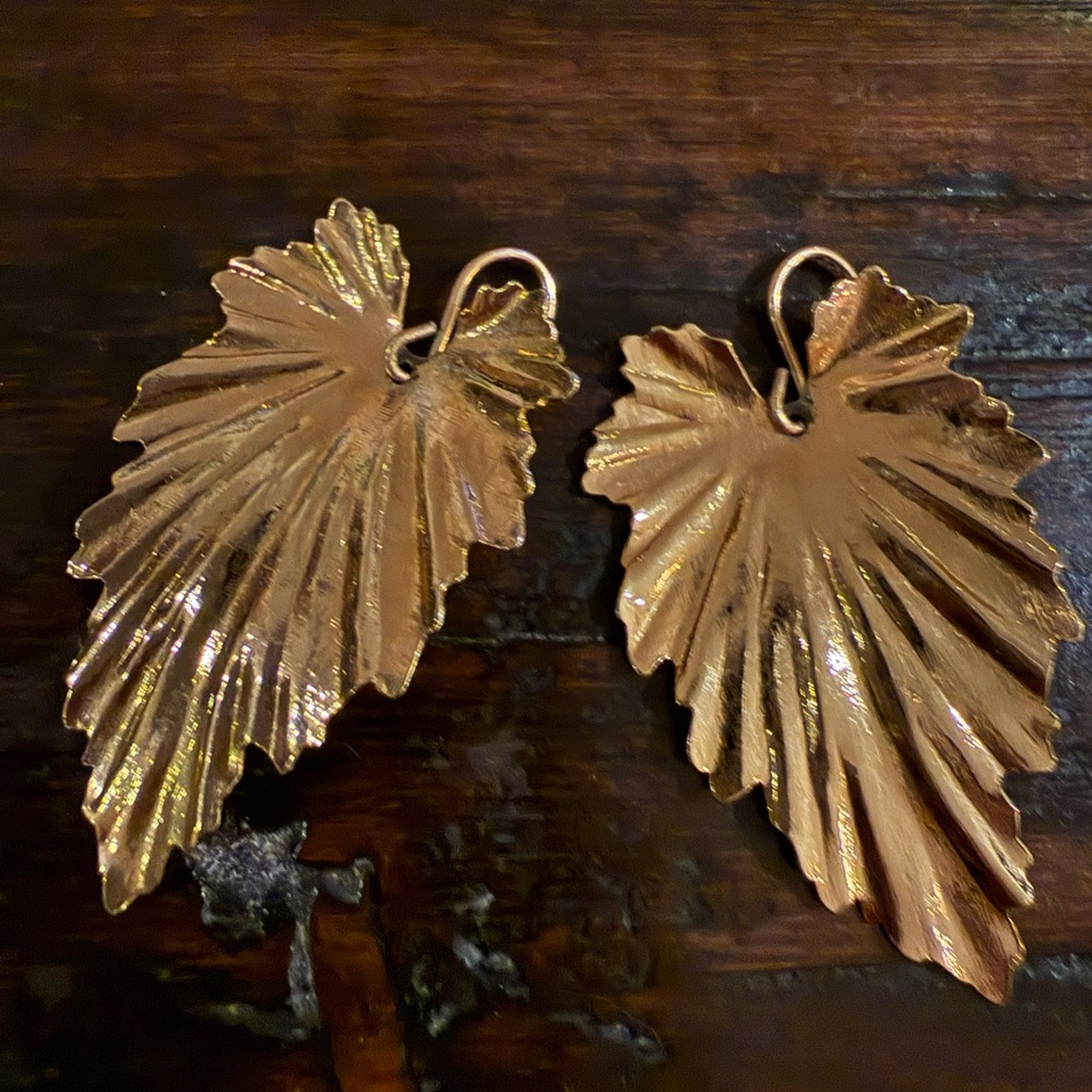Vintage 1970s Gold Tone Leaf Earrings - Picture 1 of 4